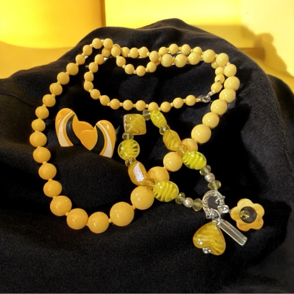 Mellow Yellow necklace, glass bead bracelet and heart earrings. 1960s style